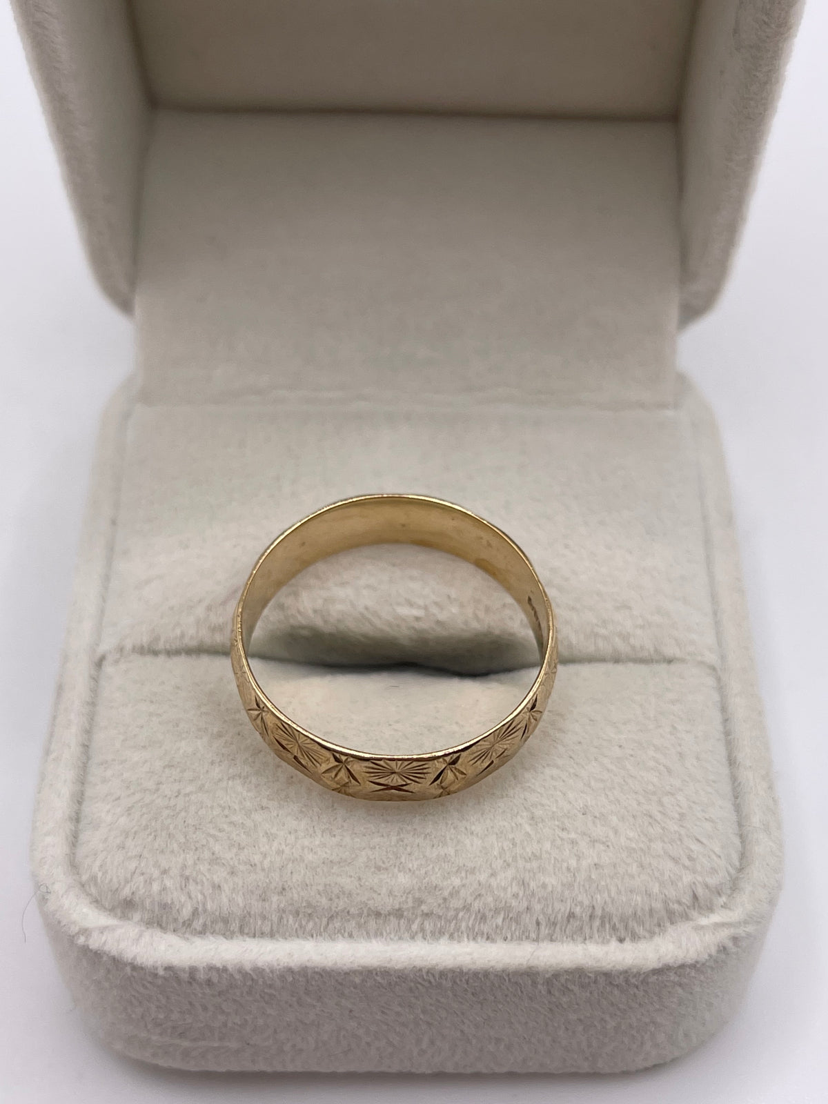 9ct gold patterned band