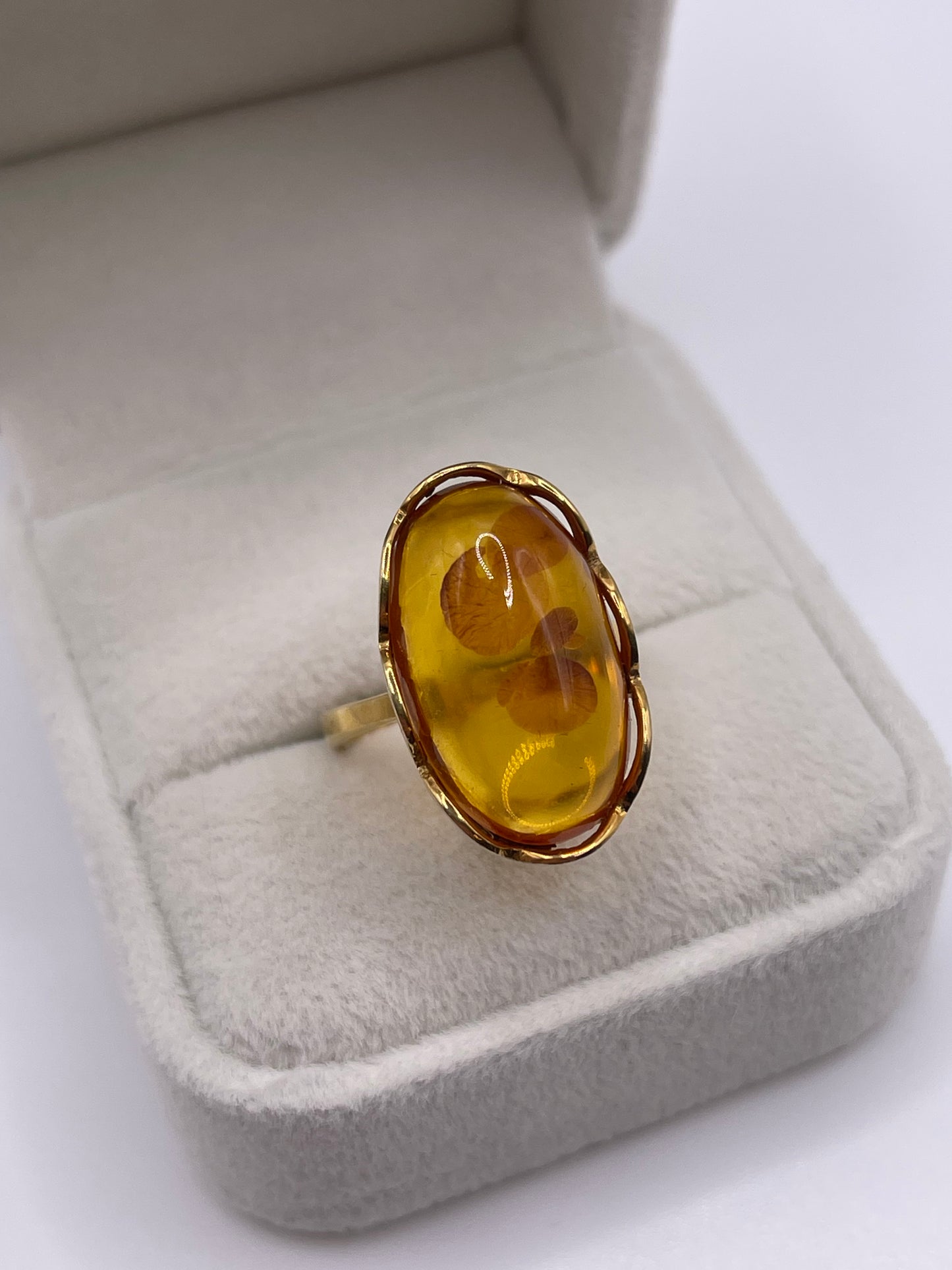 8ct gold amber ring