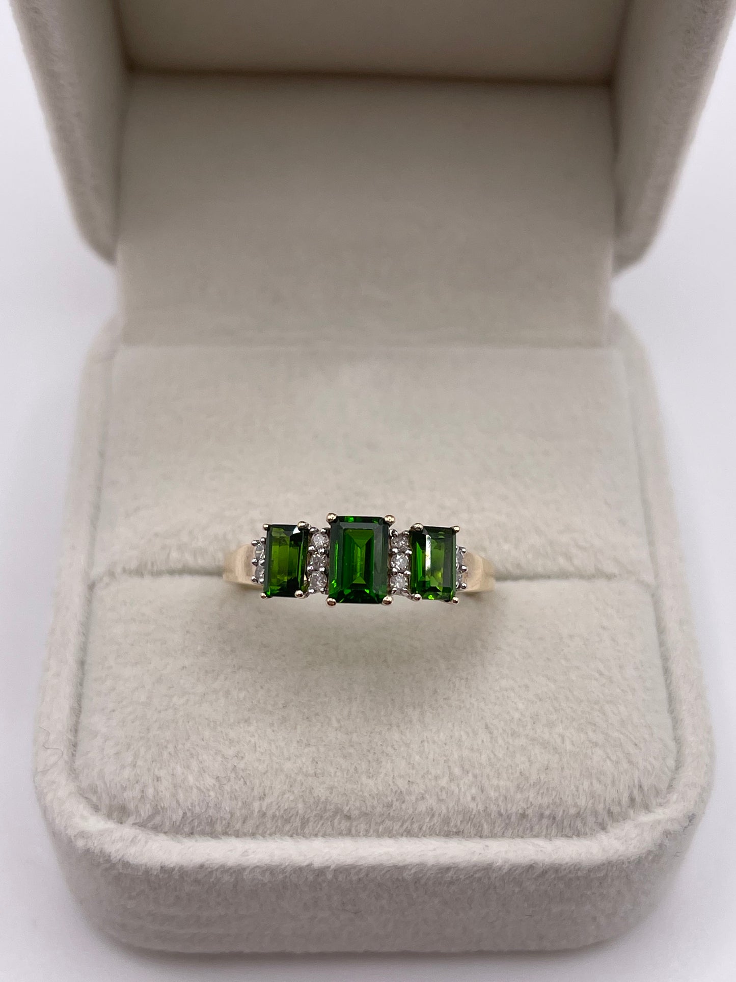 9ct gold diopside and diamond ring