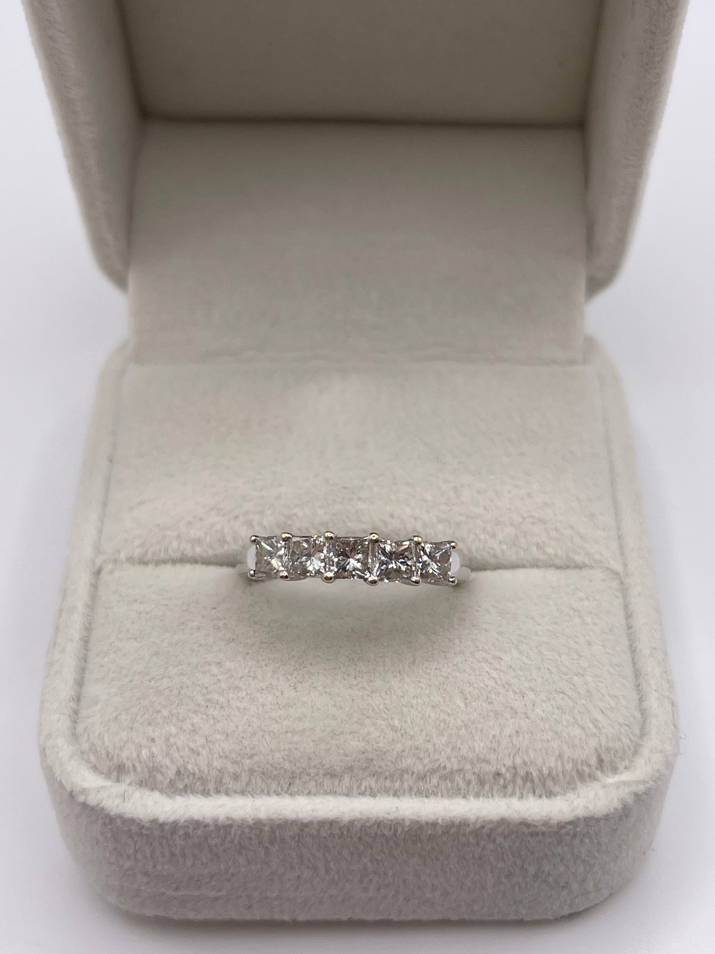 18ct white gold 1ct diamond ring