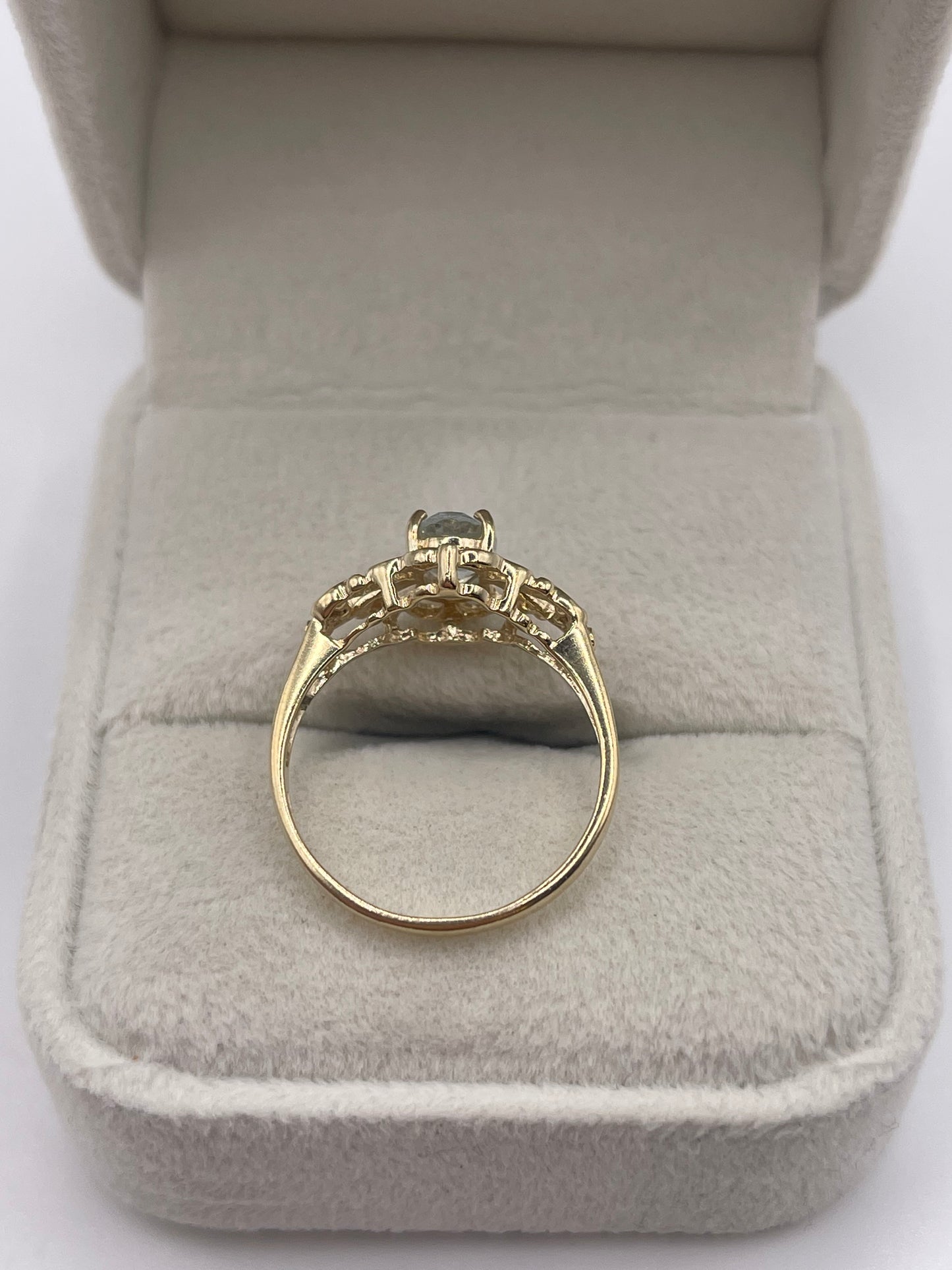 9ct gold aquamarine ring