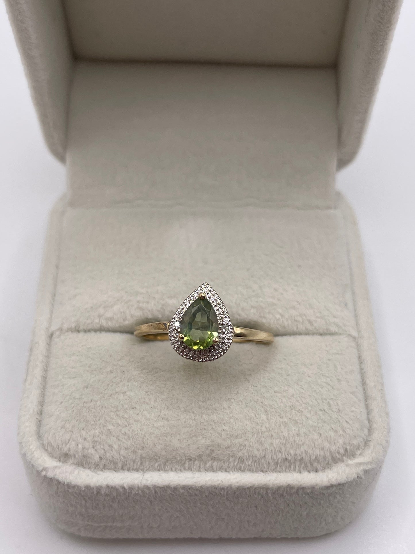 9ct gold peridot and diamond ring