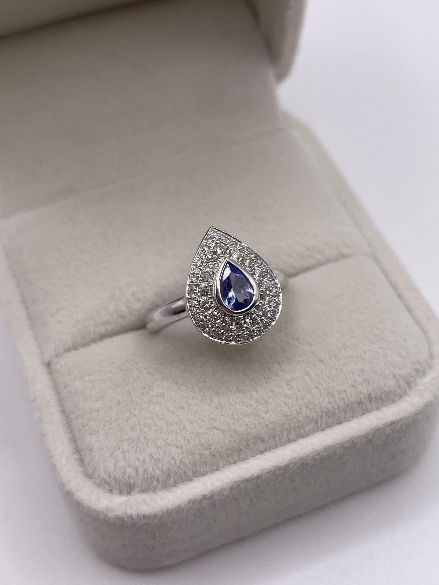 18ct white gold tanzanite and diamond ring