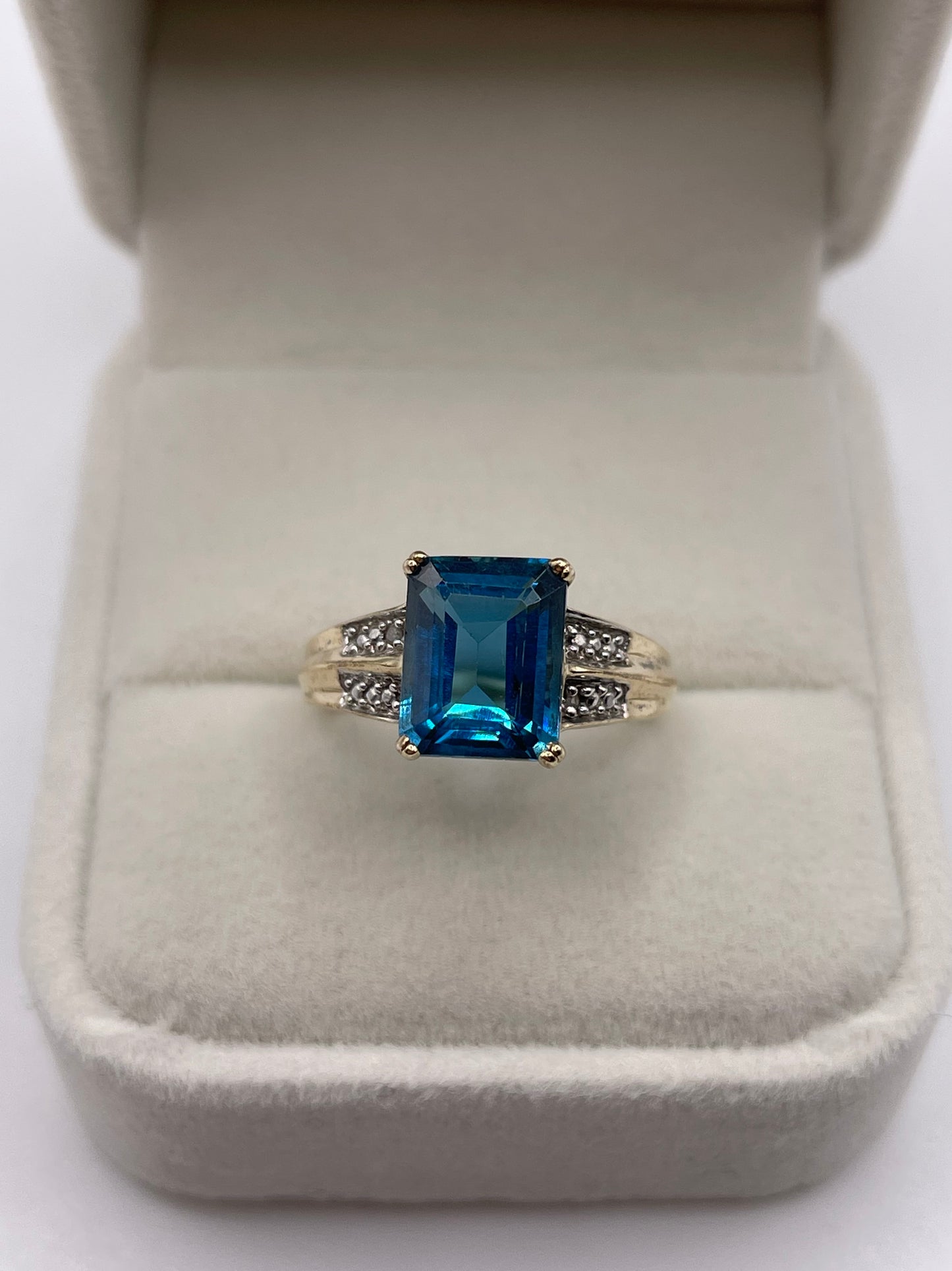 9ct gold London blue topaz and diamond ring