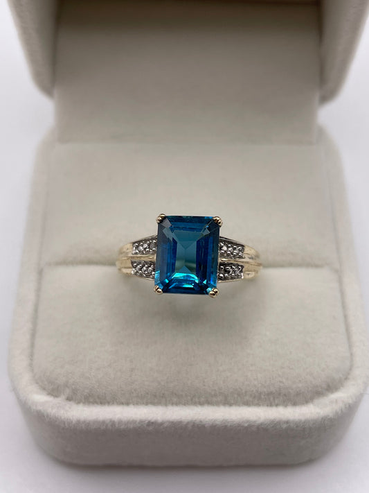 9ct gold London blue topaz and diamond ring