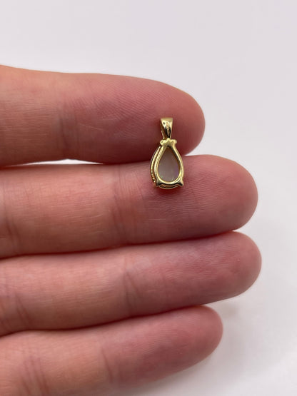 9ct gold opal pendant