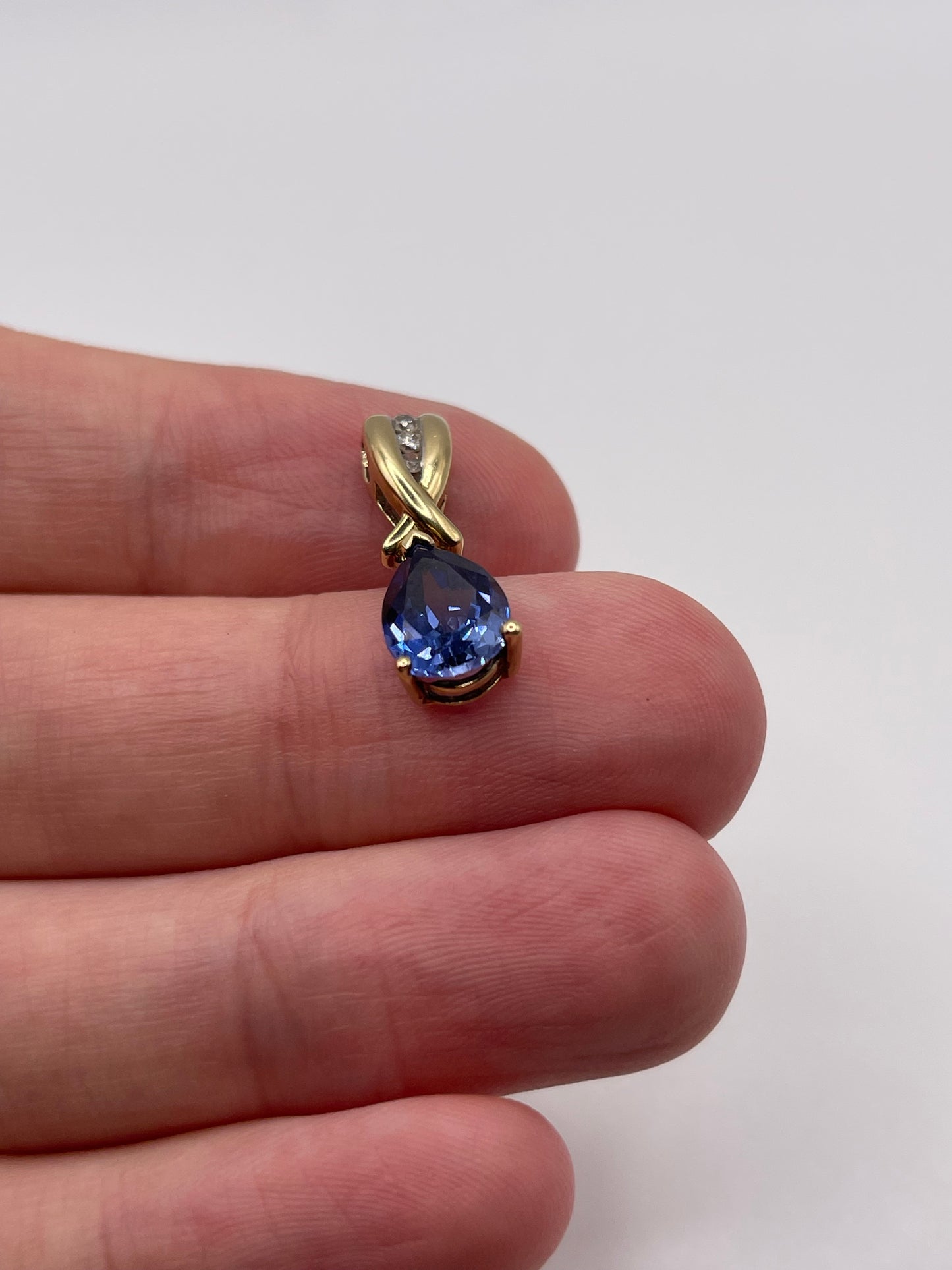9ct gold topaz and diamond pendant