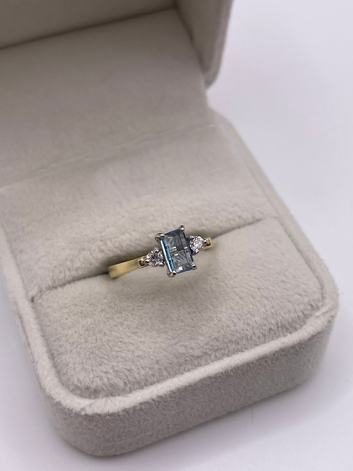 18ct gold aquamarine and diamond ring