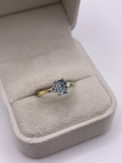 18ct gold aquamarine and diamond ring