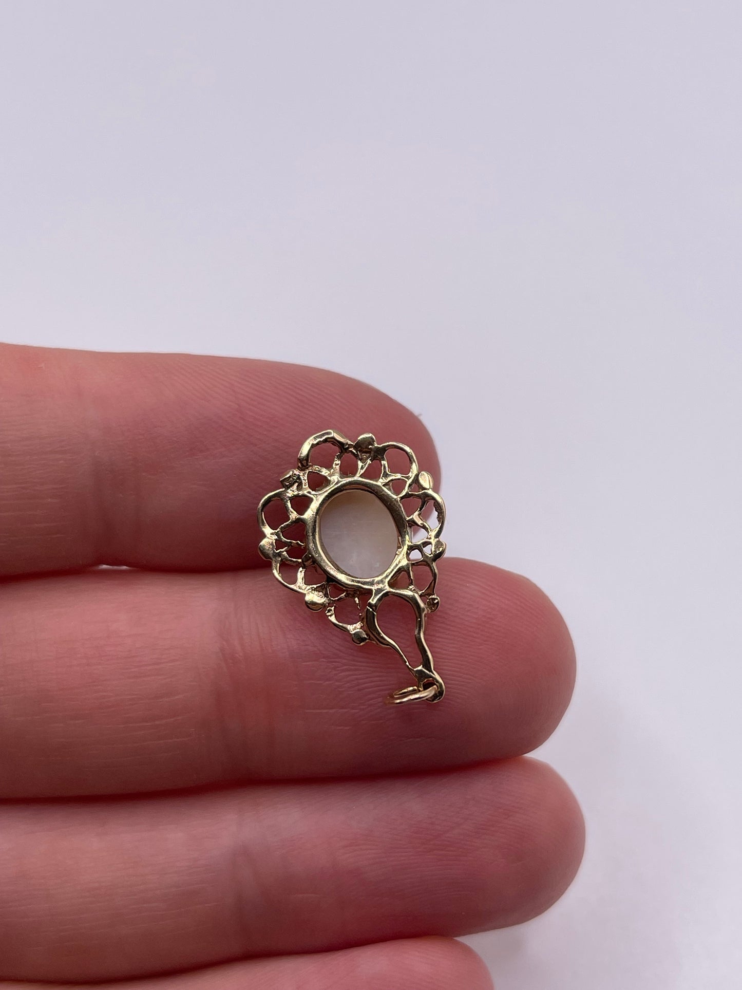 9ct gold opal pendant