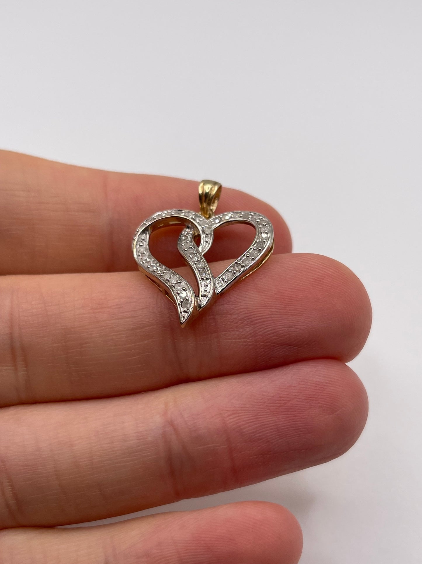 9ct gold diamond heart pendant