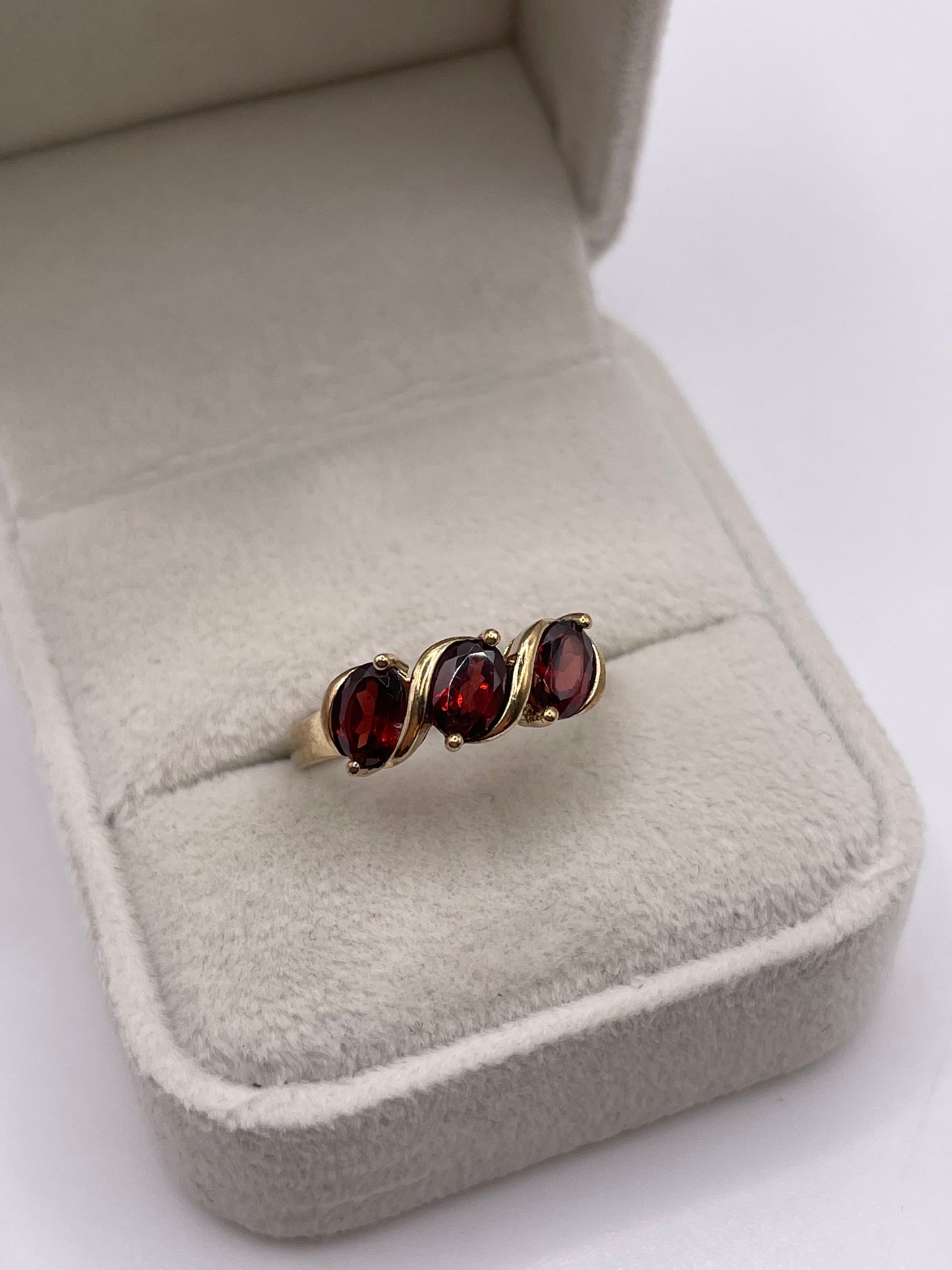 9ct gold garnet ring