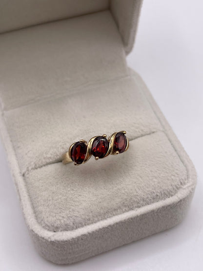 9ct gold garnet ring