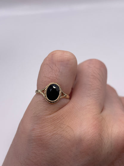 9ct gold garnet ring