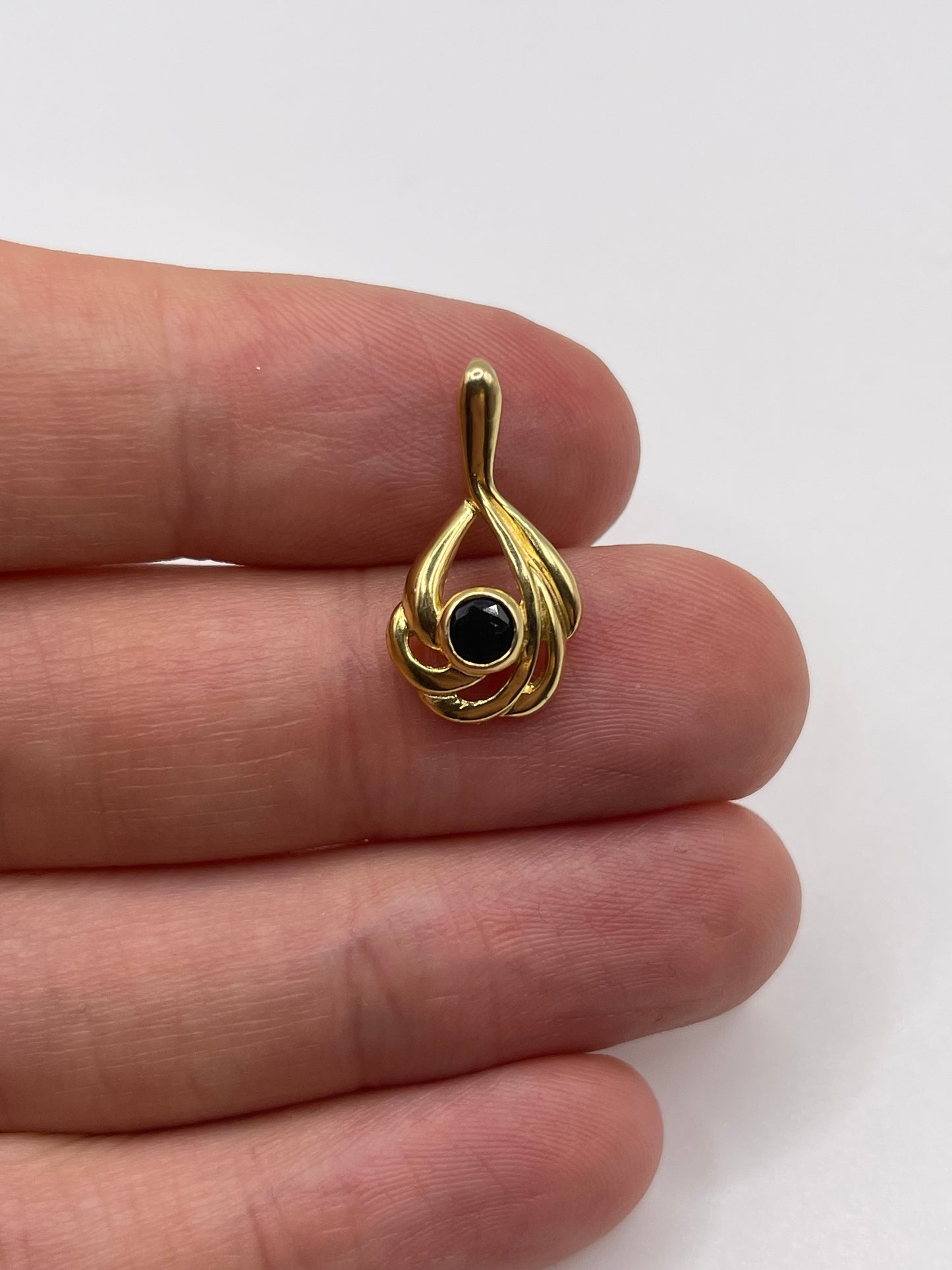 9ct gold sapphire pendant