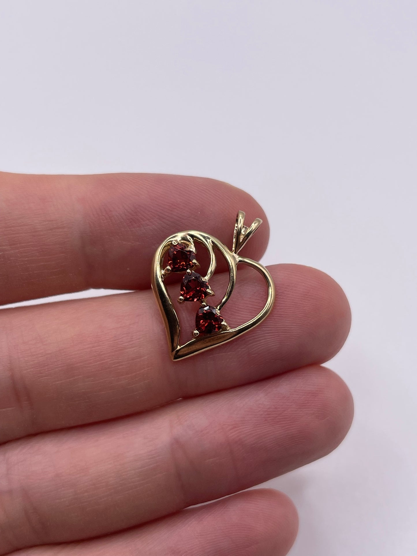 9ct gold garnet heart pendant