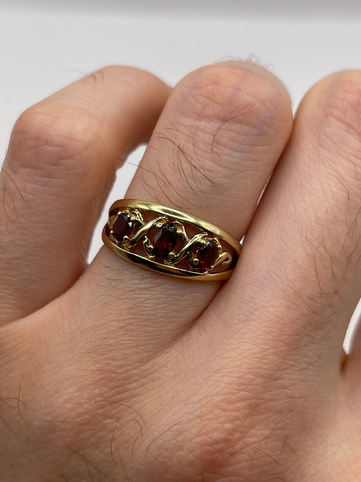 9ct gold garnet ring