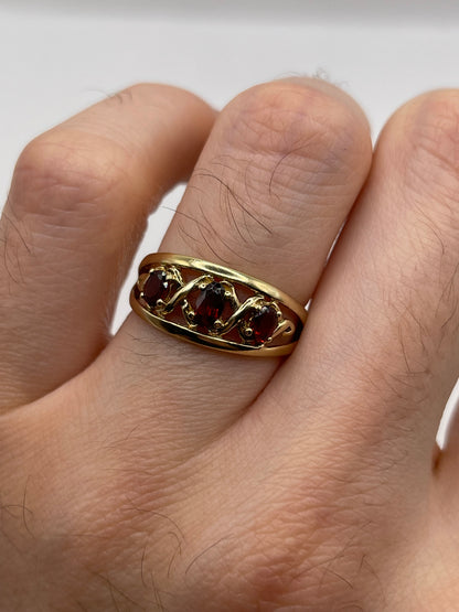 9ct gold garnet ring