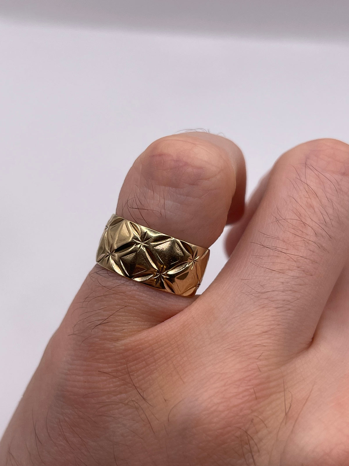 9ct gold patterned band