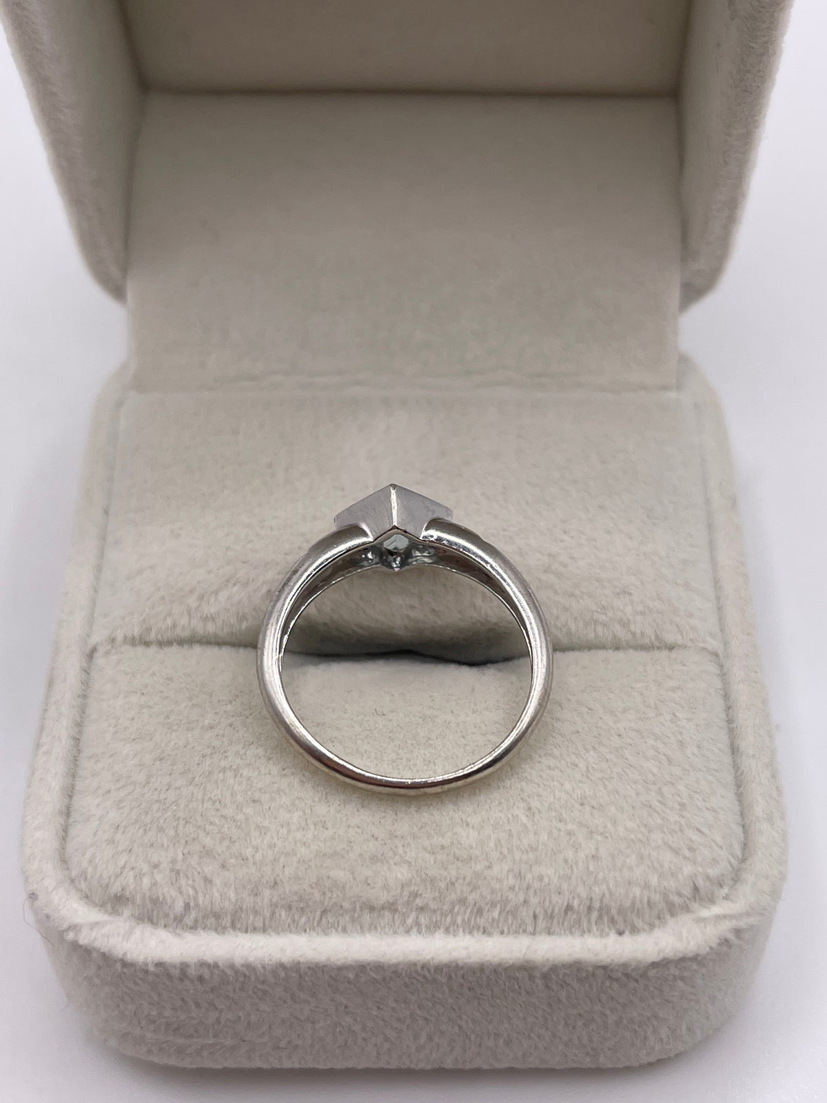 9ct white gold aquamarine and diamond ring