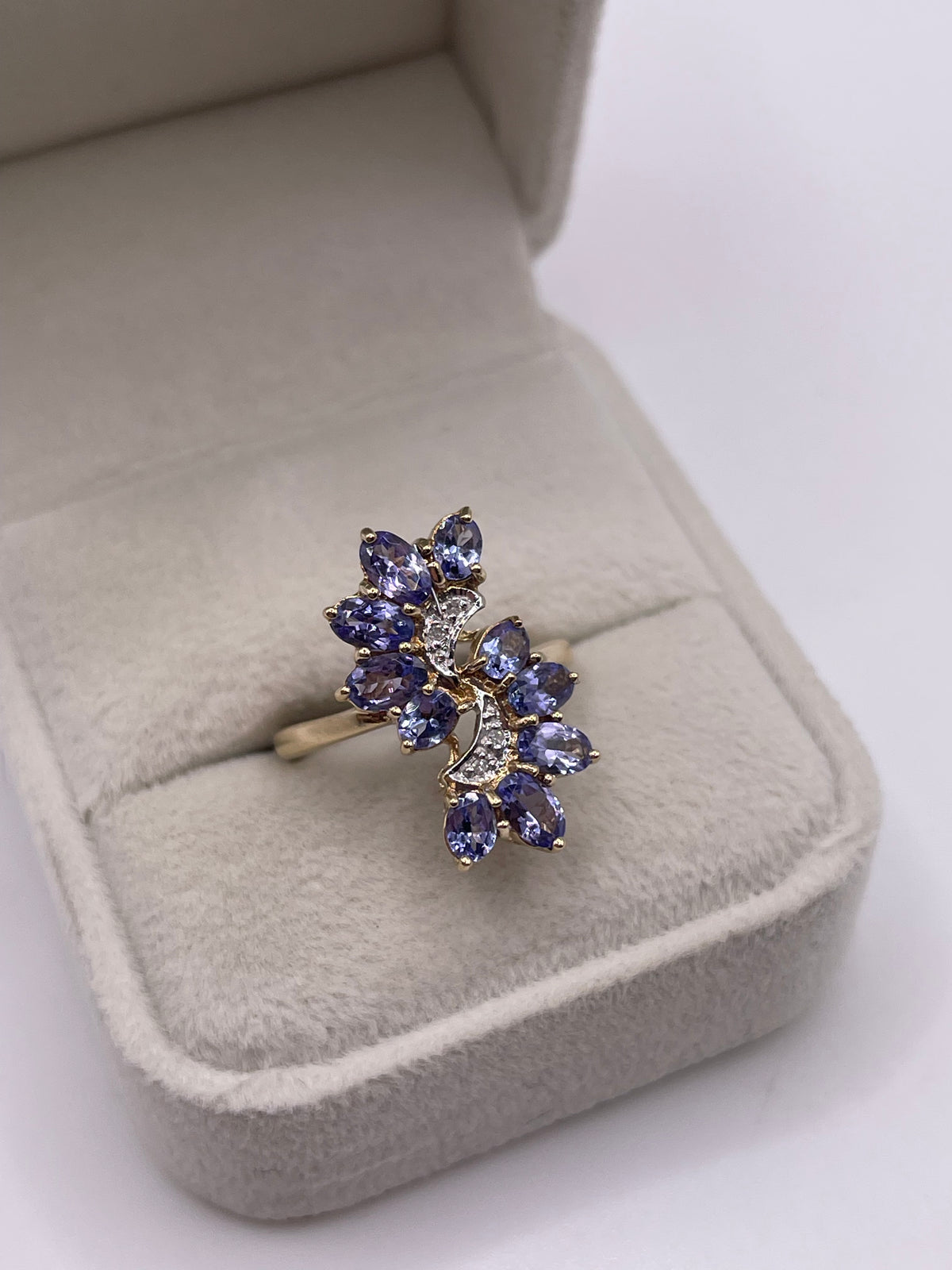 9ct gold tanzanite and diamond ring