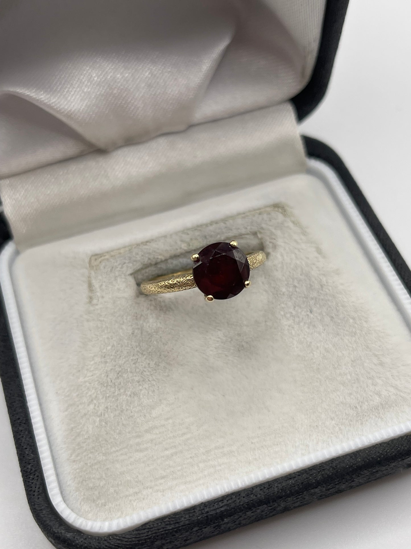 9ct gold garnet ring