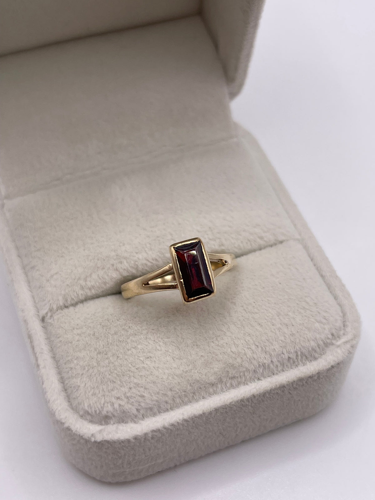 9ct gold garnet ring
