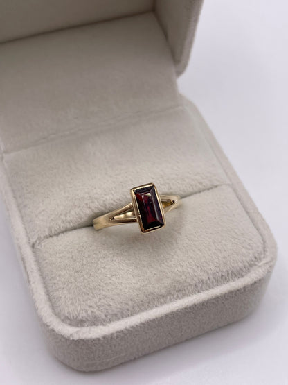 9ct gold garnet ring