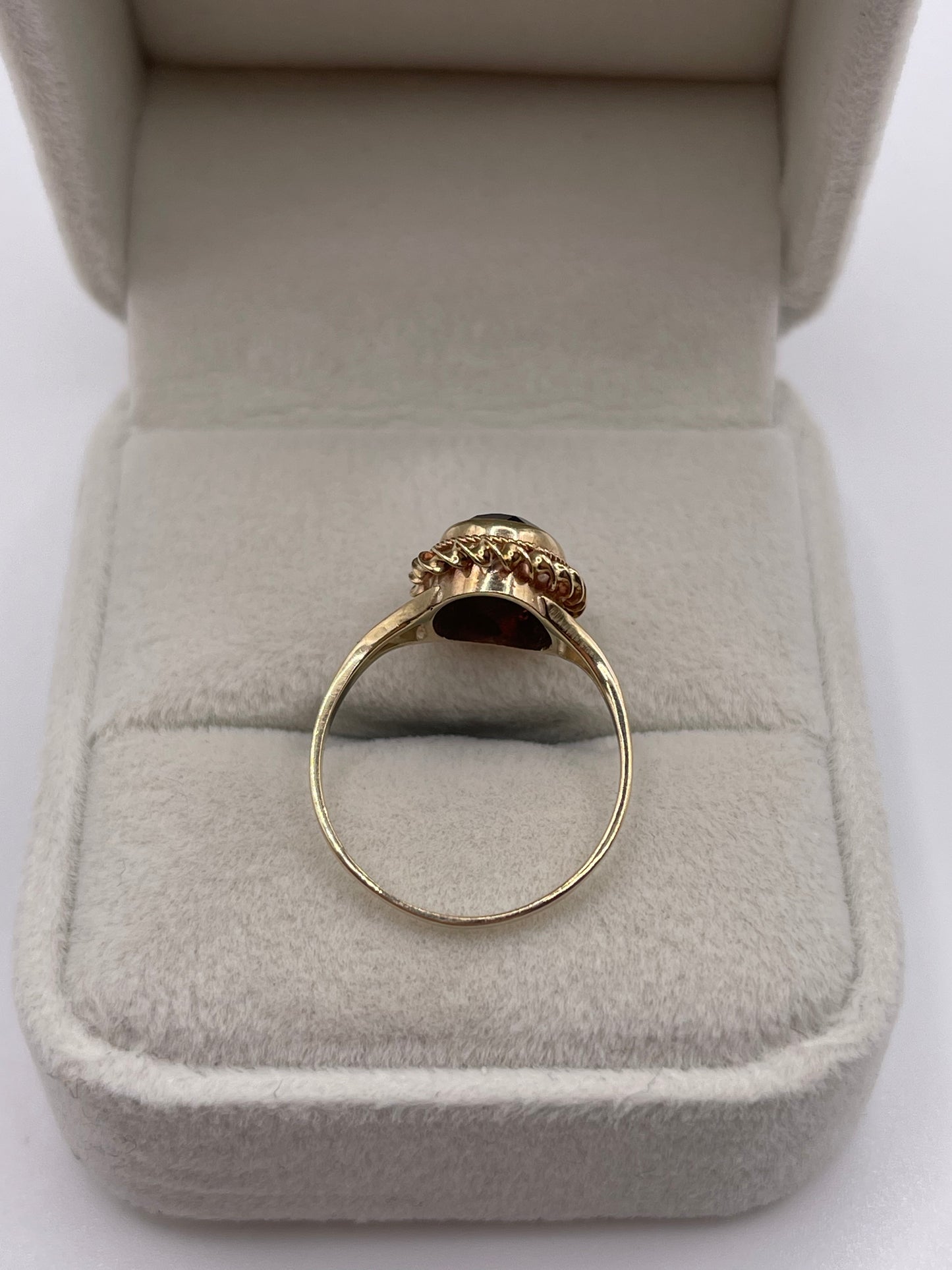 9ct gold garnet ring