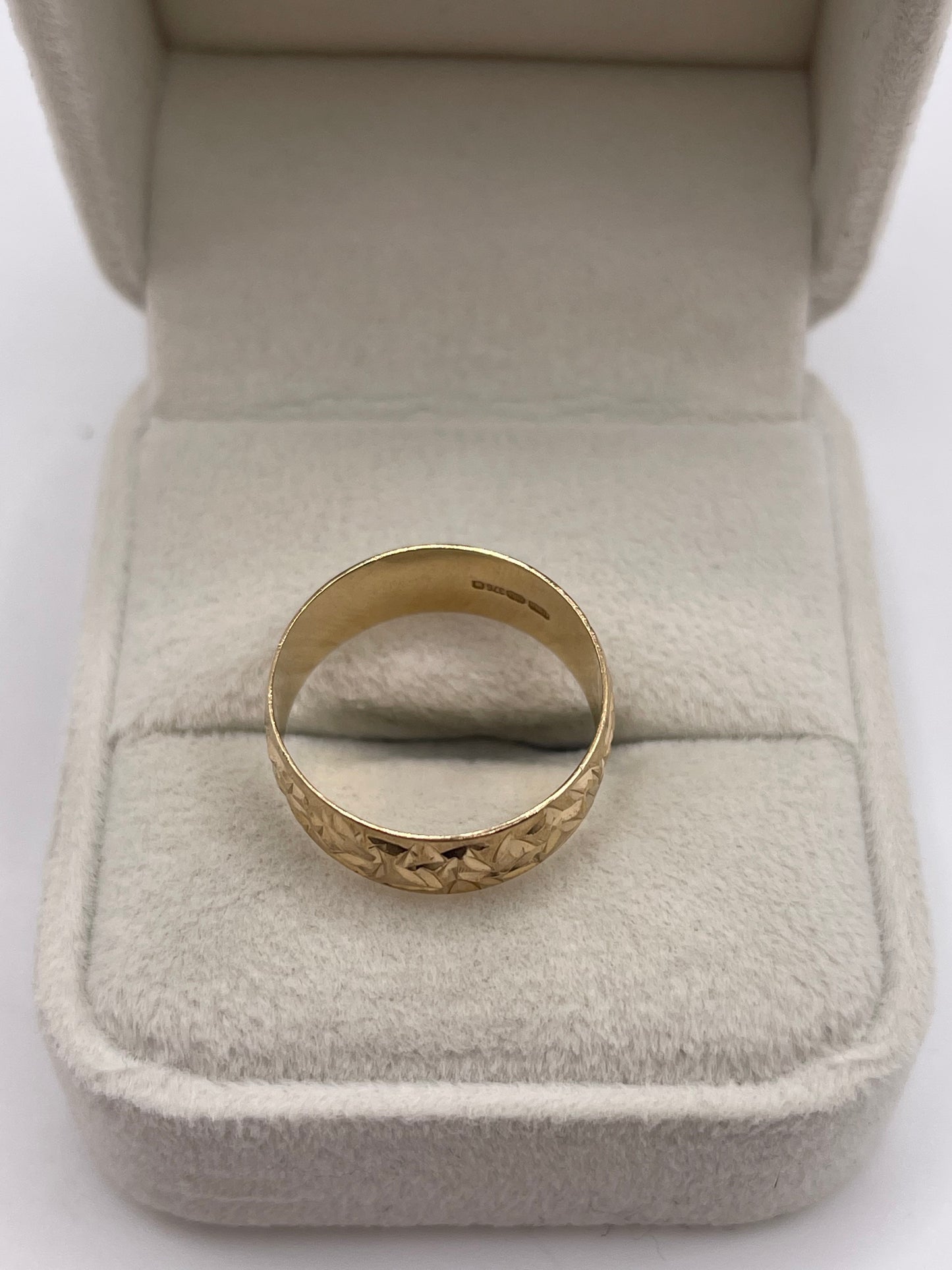 9ct gold patterned band