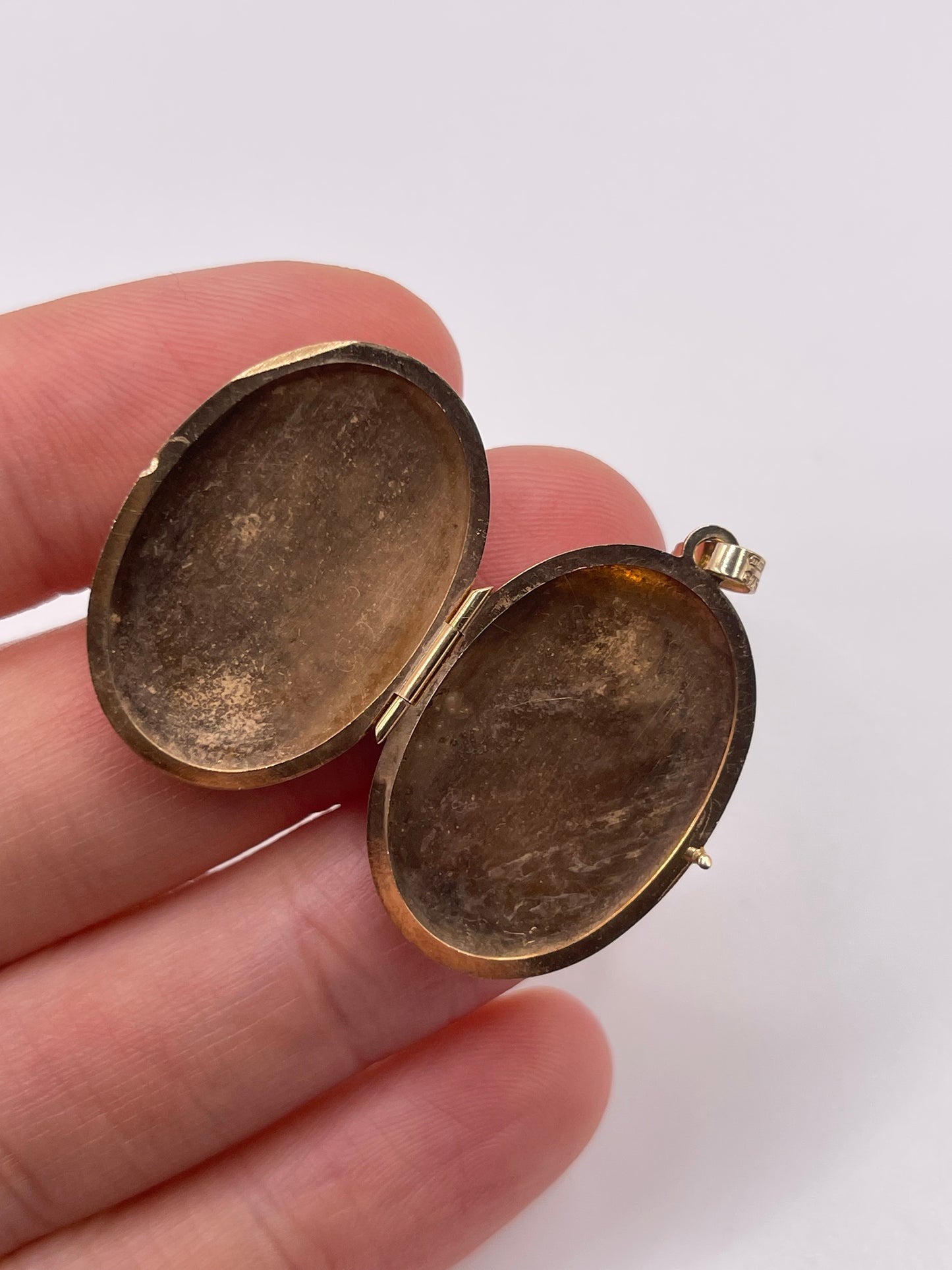 9ct gold locket pendant