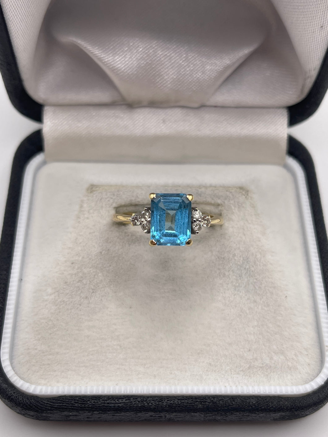 14ct gold blue topaz and diamond ring