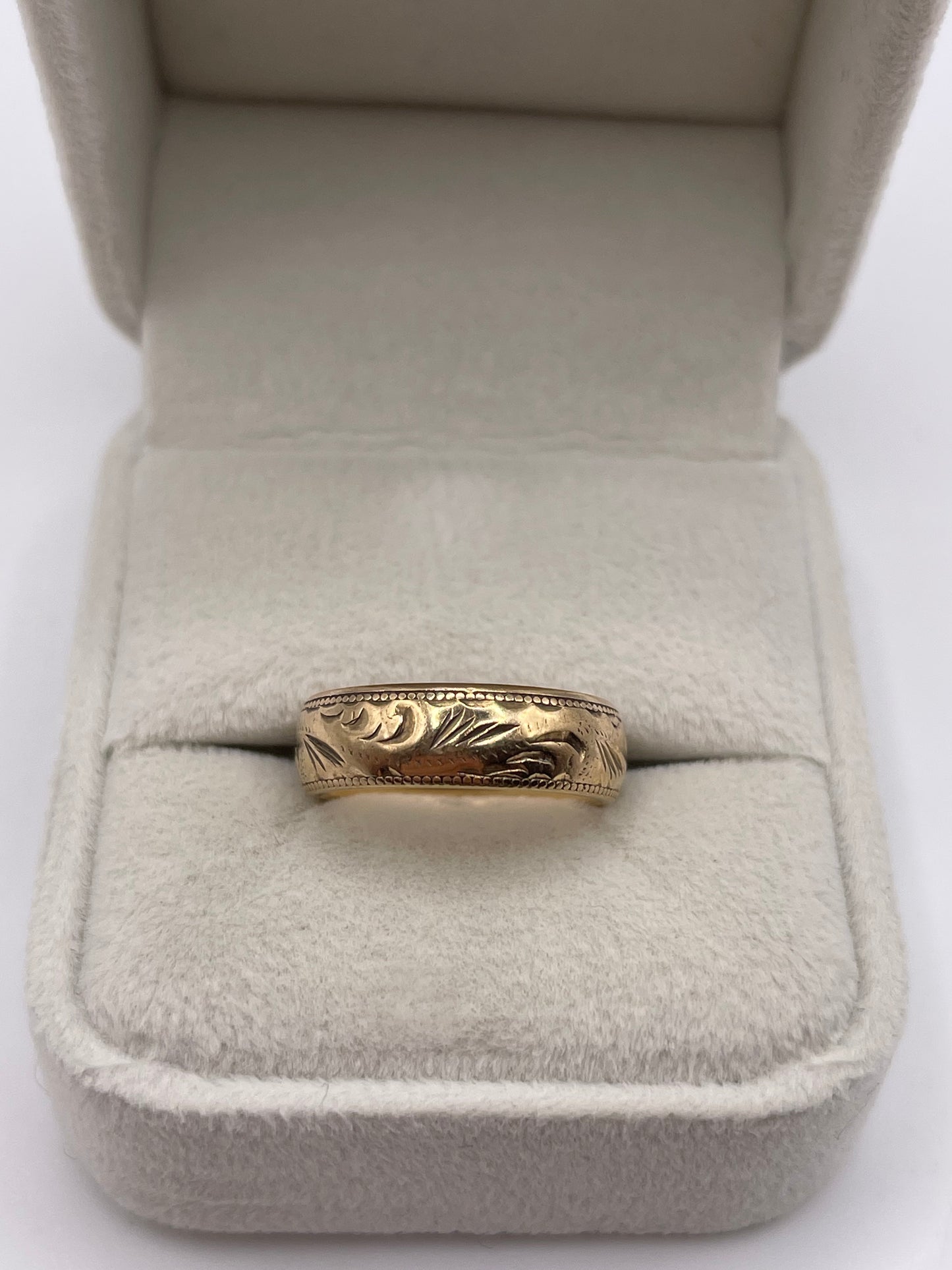 9ct gold patterned band