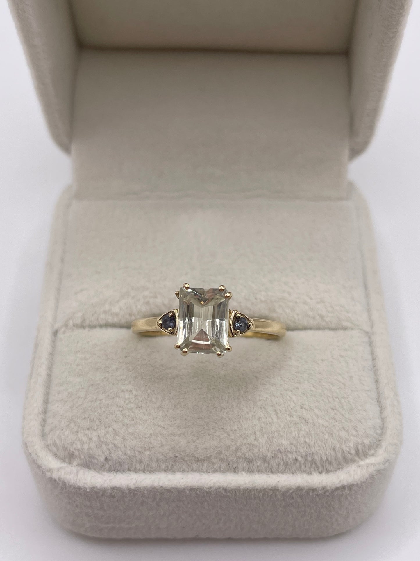 9ct gold quartz and sapphire ring