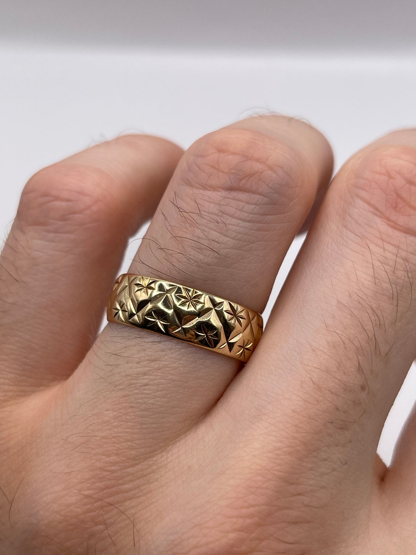 9ct gold patterned band