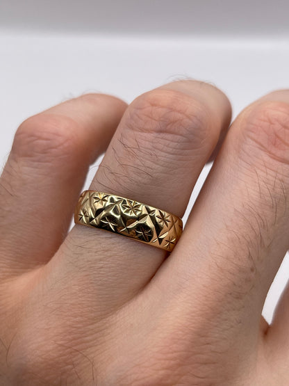 9ct gold patterned band