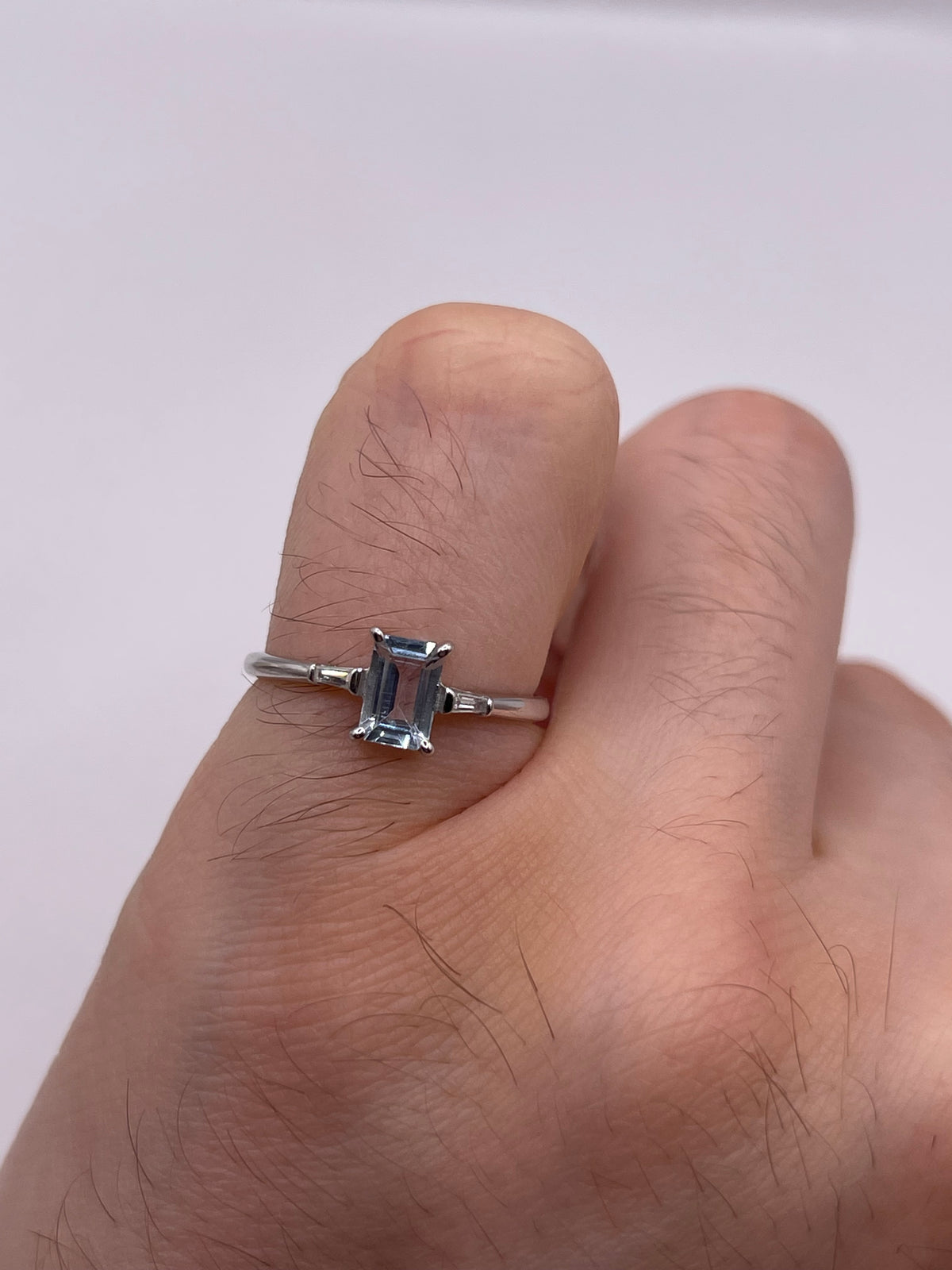 9ct white gold aquamarine and diamond ring