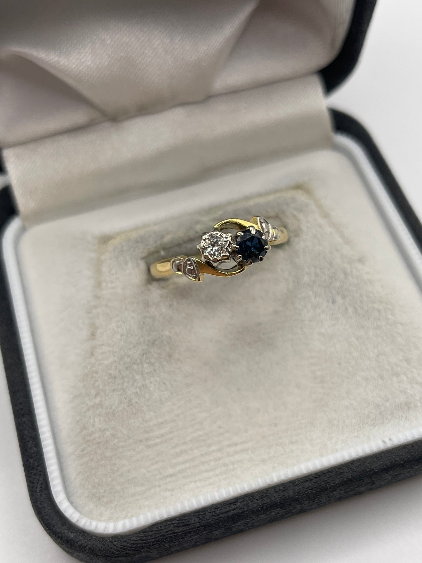 18ct gold sapphire and diamond ring