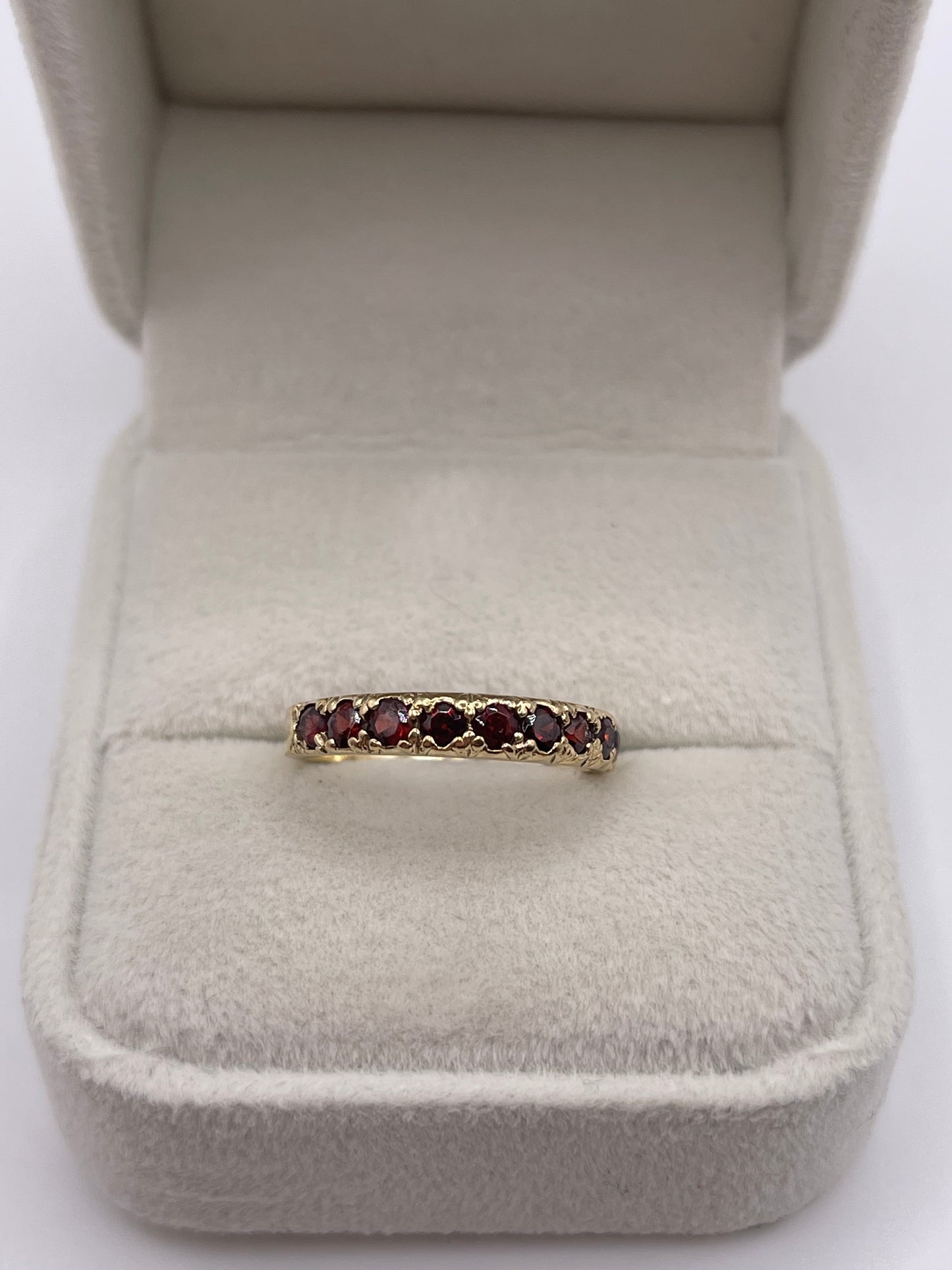 9ct gold garnet ring