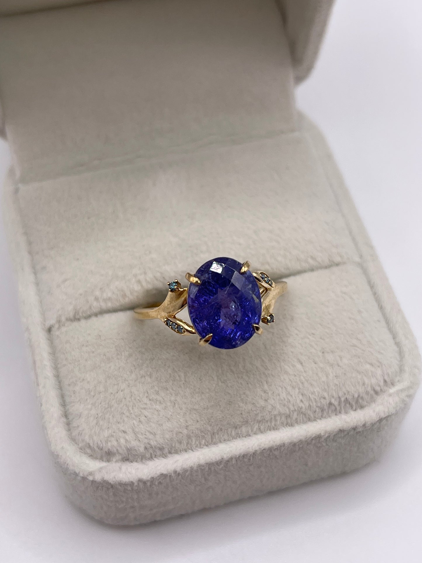 9ct gold tanzanite and diamond ring