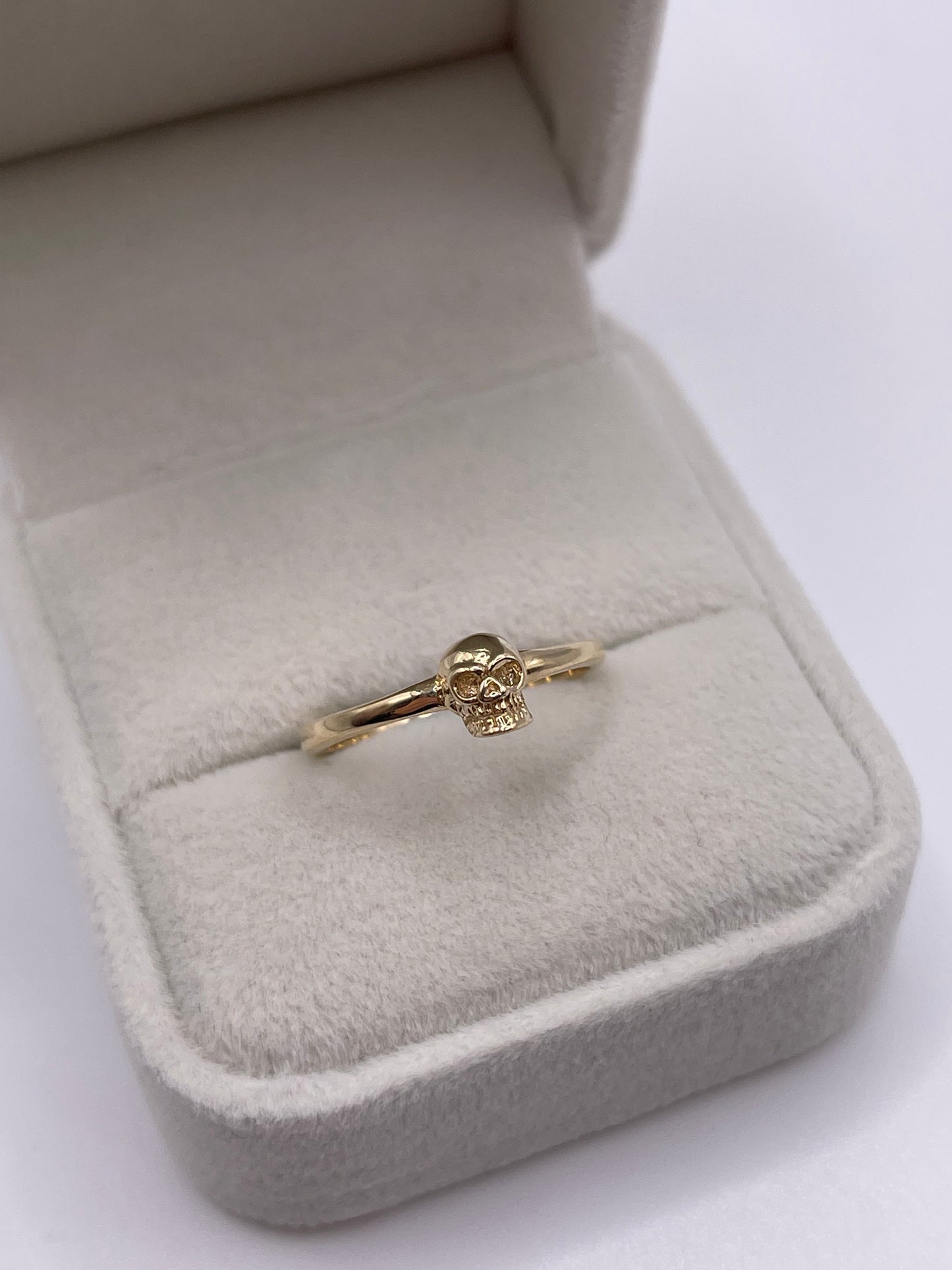 9ct gold skull ring