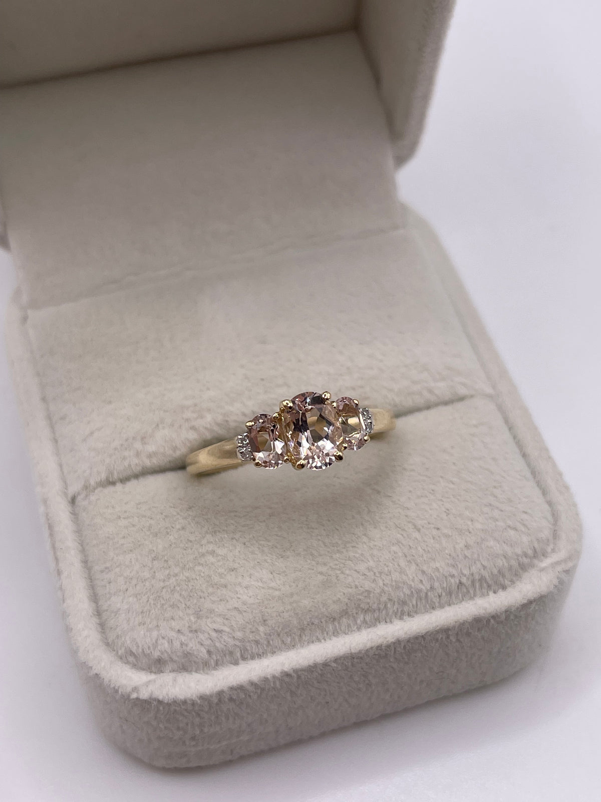 9ct gold morganite and diamond ring