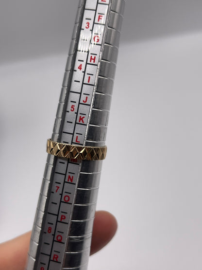 9ct gold patterned band