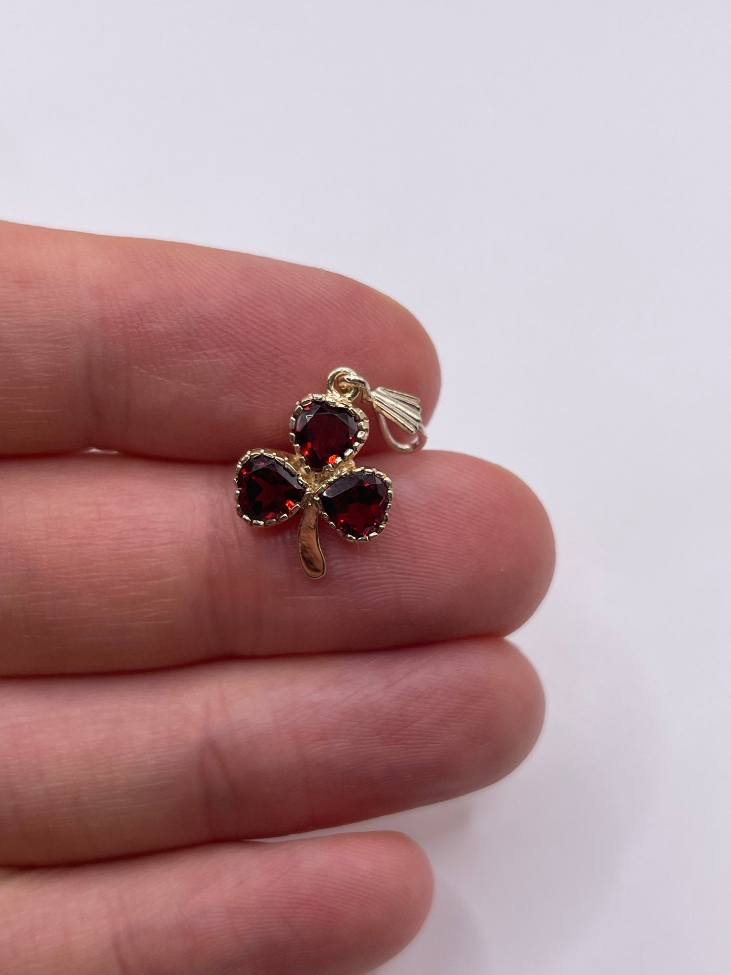 9ct gold garnet clover pendant