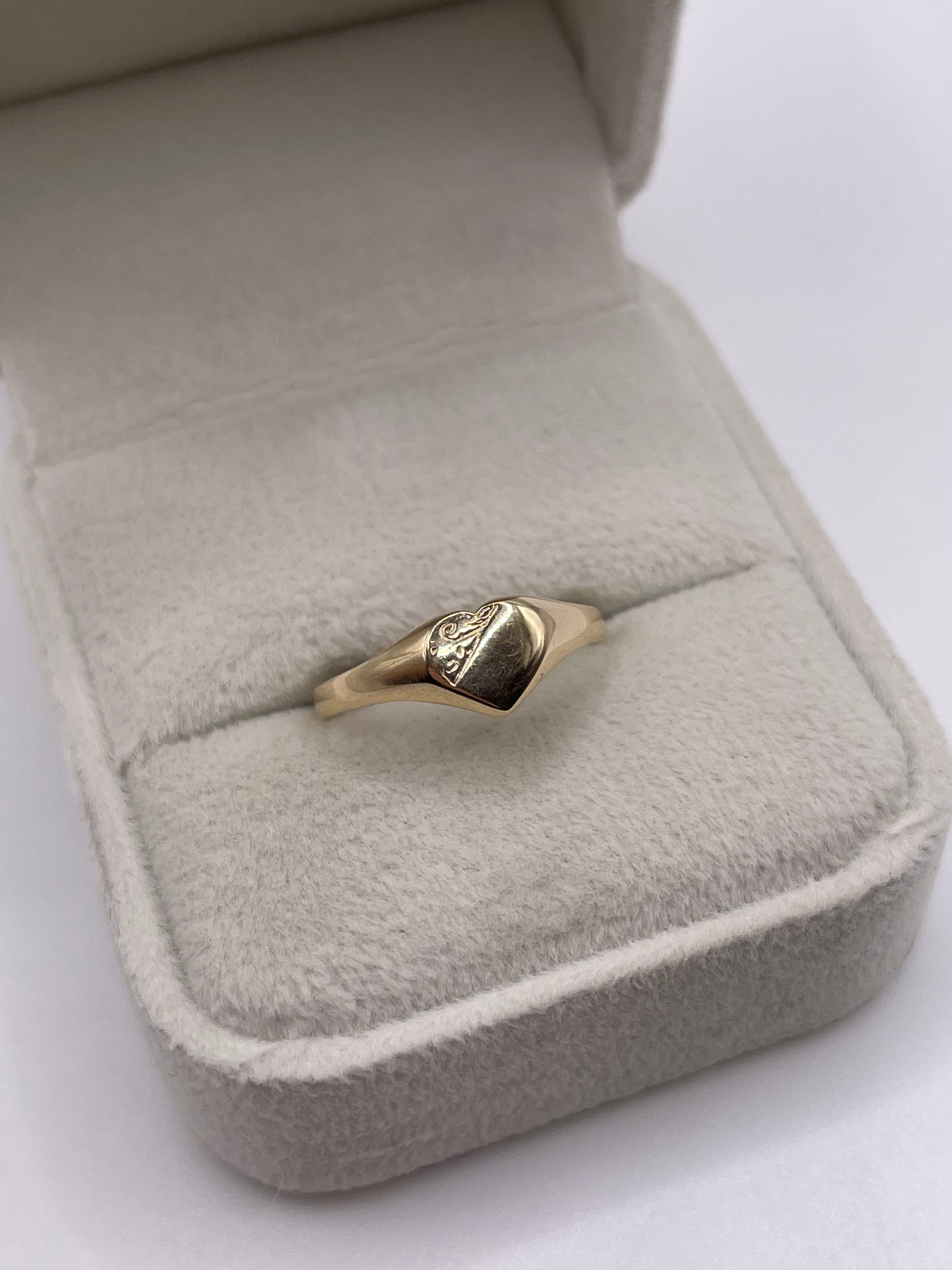 9ct gold heart signet ring