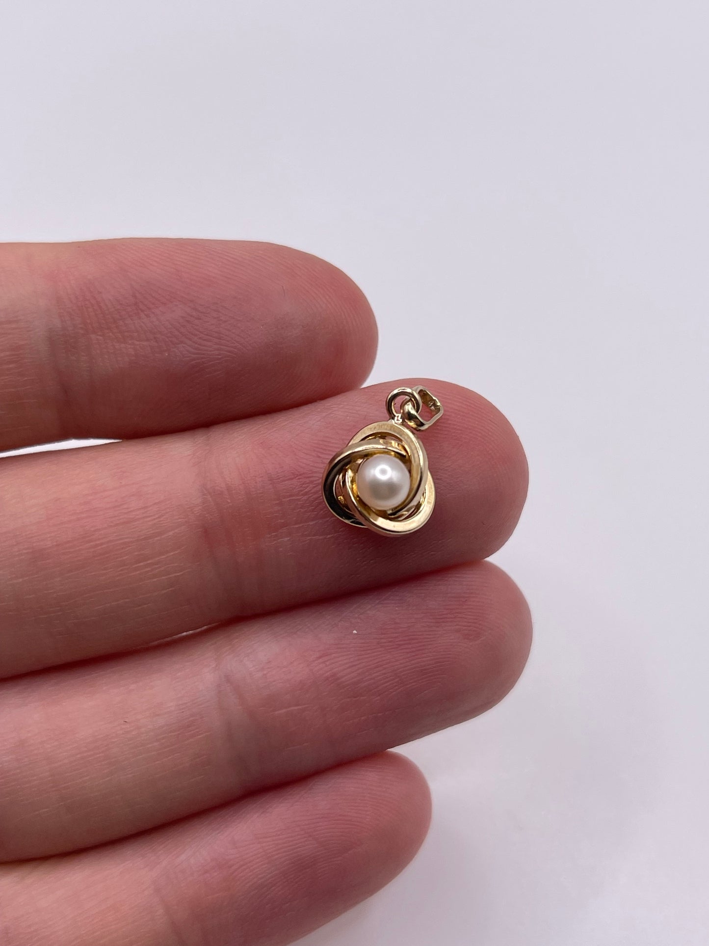9ct gold pearl pendant