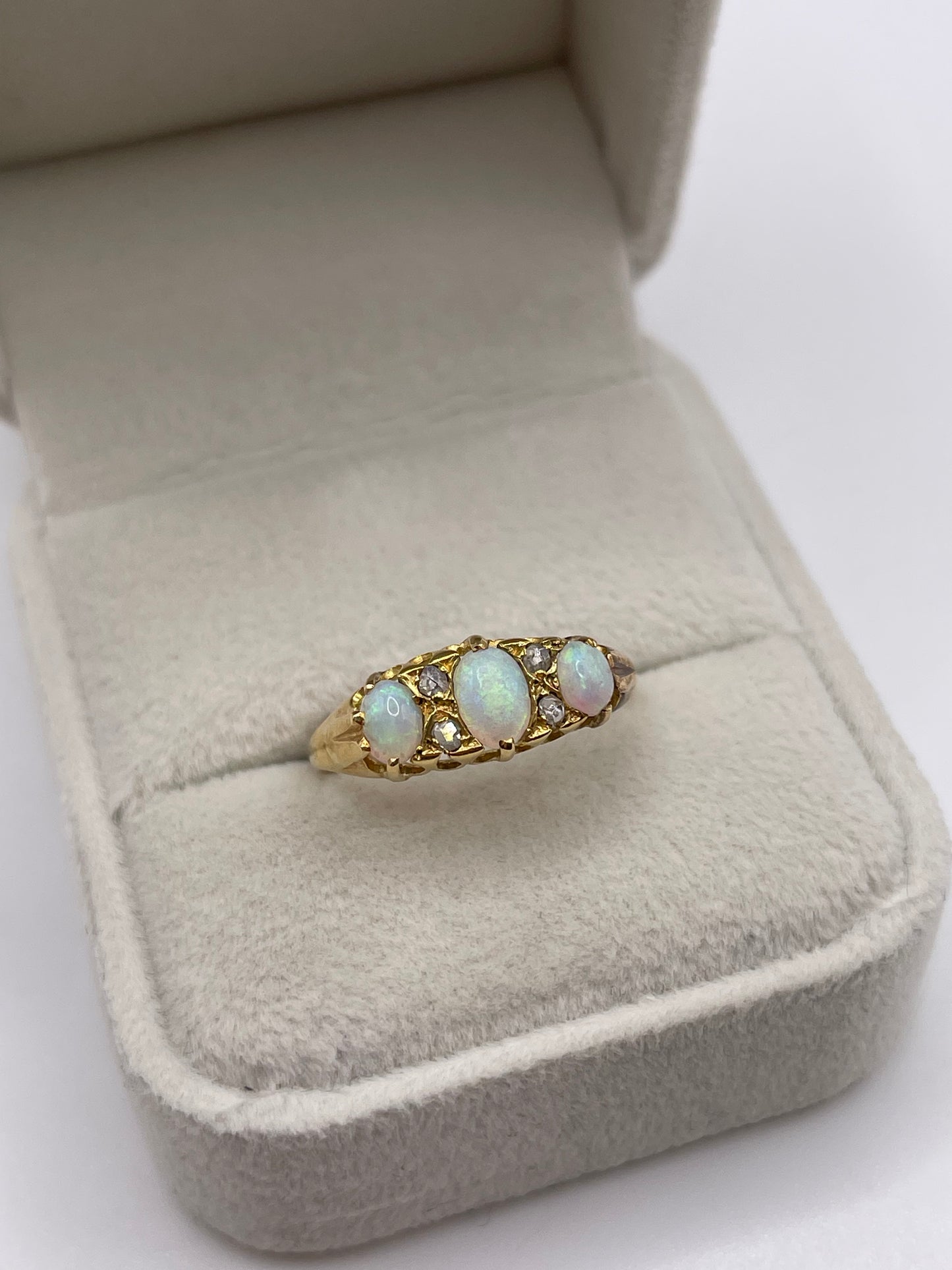 18ct gold opal and diamond ring