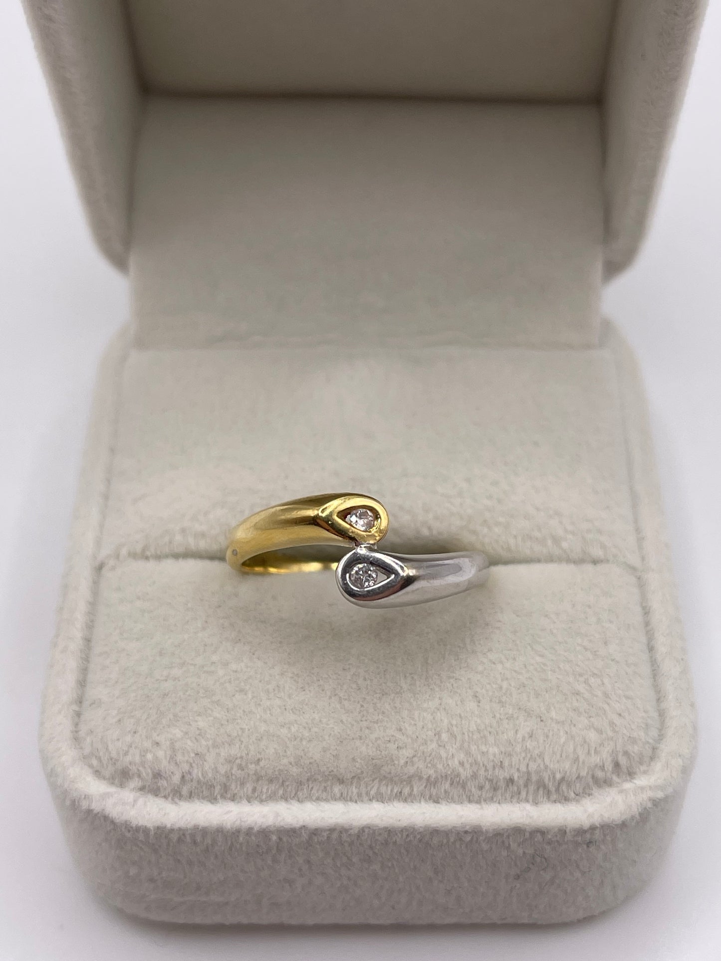 18ct two tone gold diamond ring