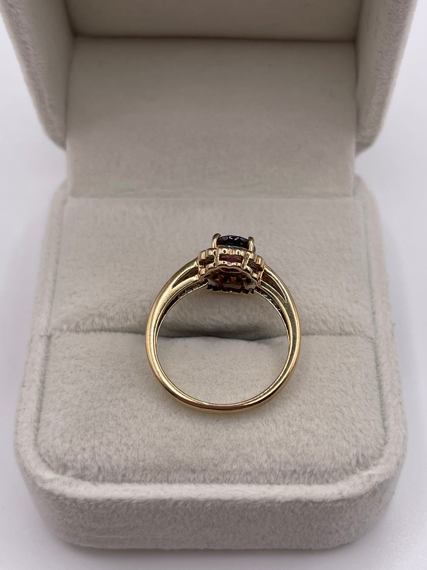 9ct gold garnet ring
