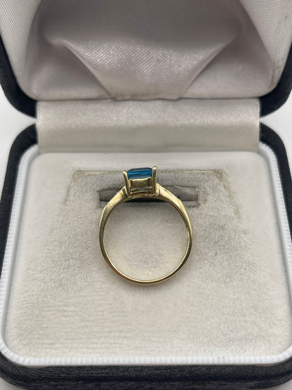 9ct gold topaz and diamond ring